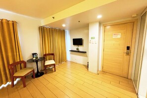 Deluxe Room | Interior - Foura Suites Makati (Makati City)