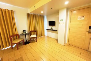 Deluxe Room | Interior - Foura Suites Makati (Makati)