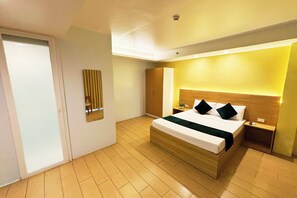 Deluxe Room | Desk, free WiFi, bed sheets - Foura Suites Makati (Makati)