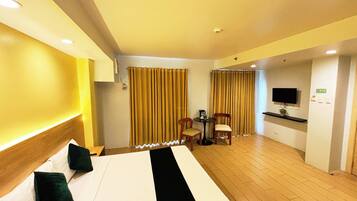 Kamar Deluks | Meja kerja, Wi-Fi gratis, dan seprai linen