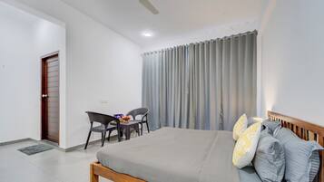 Deluxe Double Room | Iron/ironing board, free WiFi