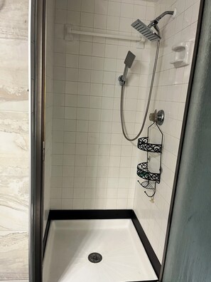 Whirlpool, Handtücher, Seife, Toilettenpapier