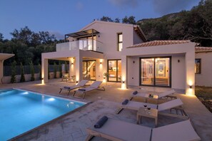 Pool - Villa Elais - Villa with a pool and sea views (Agios Mathaios)