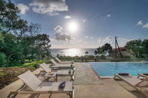 Pool - Villa Elais - Villa with a pool and sea views (Agios Mathaios)