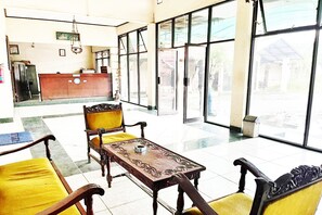 Lobby sitting area - OYO 95141 Tanjung Mas Hotel (Semarang)