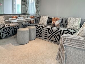 Dining - 2 bedroom accommodation in Burnham-on-Sea (Burnham-on-Sea)