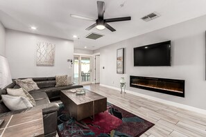 TV, fireplace, stereo - Walk 2 Old Town! Heated Pool 6BR/8 Beds/4Bath (Scottsdale)