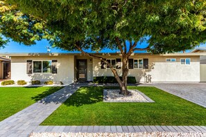 Exterior - Walk 2 Old Town! Heated Pool 6BR/8 Beds/4Bath (Scottsdale)