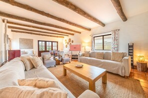 TV - GuestReady - Charming villa with pool in Sesimbra (Sesimbra)