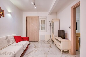 Living area - Thermaic Gulf Breeze Apartment – Sleeps 4 by ΜΡS (Thessaloniki)