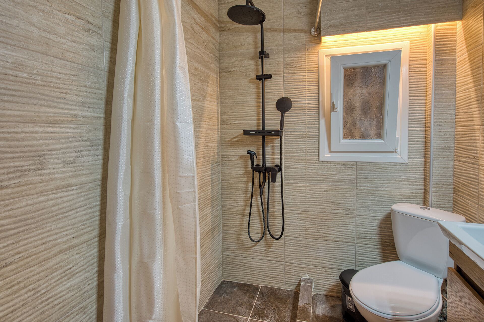 Sèche-cheveux, serviettes fournies, savon, papier toilette