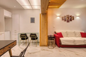 Interior - Thermaic Gulf Breeze Apartment – Sleeps 4 by ΜΡS (Thessaloniki)