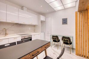 Private kitchen - Thermaic Gulf Breeze Apartment – Sleeps 4 by ΜΡS (Thessaloniki)