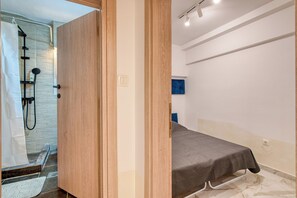 Bathroom - Thermaic Gulf Breeze Apartment – Sleeps 4 by ΜΡS (Thessaloniki)