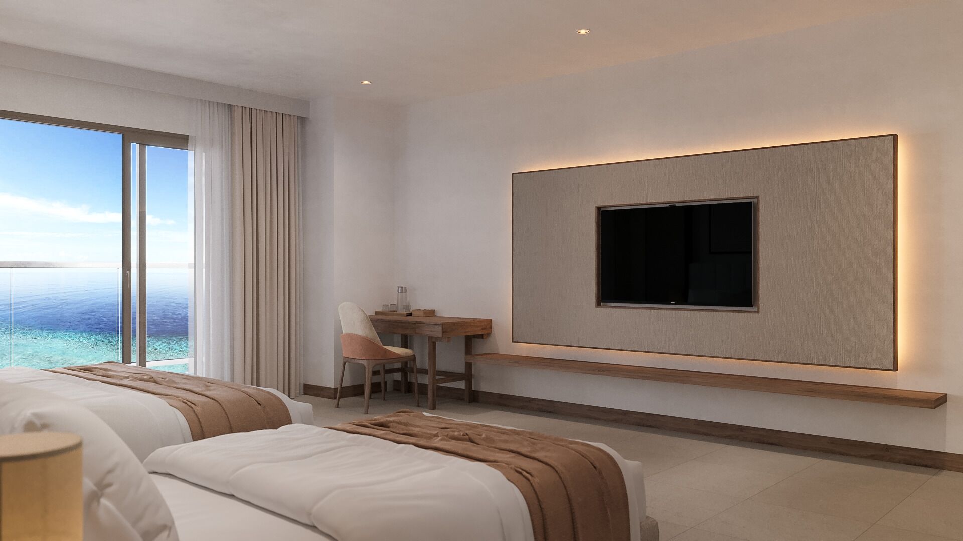 Una habitación de hotel moderna con un ventanal grande que ofrece vista al mar, un televisor de pantalla plana en la pared, un escritorio de madera y dos camas.