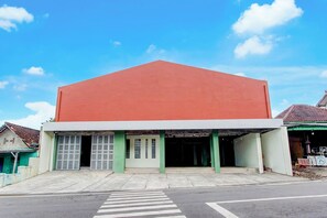 Vista frontal de la propiedad