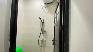 Deluxe Double Room | Bathroom | Shower, towels