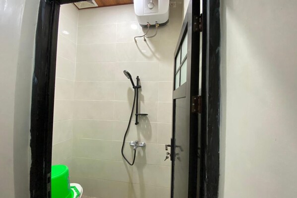 Habitación doble Deluxe | Baño | Regadera y toallas 