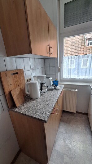 Fridge, oven, stovetop, coffee/tea maker