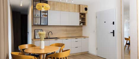 Refrigerador, placa de cocina, lavavajillas, cafetera/tetera