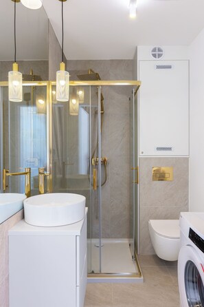 Shower, hair dryer, towels, soap - Baltic Season Spa Apartments (Grzybowo)