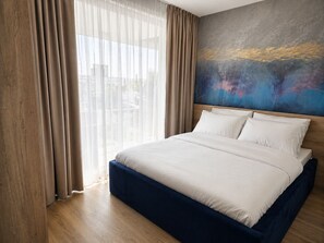 Espacio para trabajar con un portátil, wifi gratis, ropa de cama