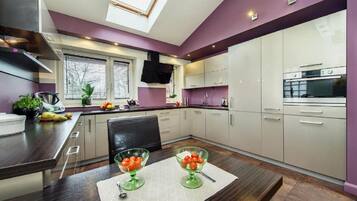 Kjøleskap, mikrobølgeovn, kokeplater og oppvaskmaskin