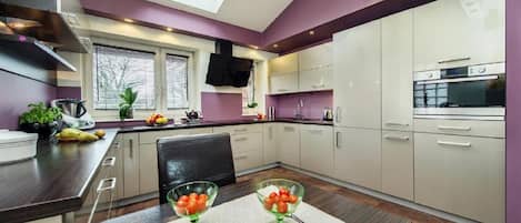 Geladeira, micro-ondas, cooktop, lava-louças