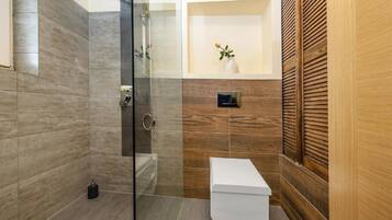 Apartemen, balkon | Kamar mandi | Shower, pengering rambut, handuk, dan sabun