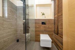 Appartement, balcon | Salle de bain | Douche, sèche-cheveux, serviettes fournies, savon