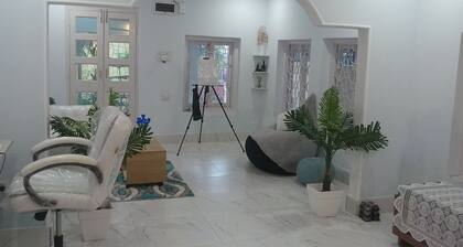 Stylish, Cozy 1-bedroom apartment suite in Kolkata near International Airport