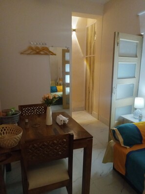 1 habitación, escritorio, tabla de planchar con plancha y wifi gratis 