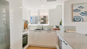 Kühlschrank, Mikrowelle, Herdplatte, Geschirrspüler