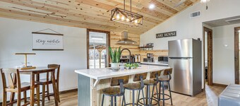 Fish Sam Rayburn! Secluded Cabin w/ Deck & Grill