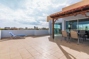 Apartamento, 2 habitaciones, cocina, vistas a la ciudad | Terraza o patio