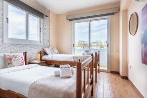 公寓, 2 间卧室, 厨房, 城市景观 | 埃及棉床单、高档床上用品、遮光窗帘、熨斗/熨衣板