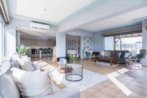 Apartamento, 2 habitaciones, cocina, vistas a la ciudad | Sala de estar | Una Smart TV, Netflix, servicios de streaming