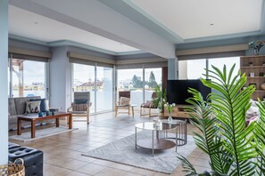 Apartamento, 2 habitaciones, cocina, vistas a la ciudad | Sala de estar | Una Smart TV, Netflix, servicios de streaming