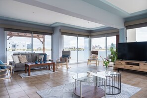 Apartment, 2 Bedrooms, Kitchen, City View | Living room | Smart TV, Netflix, streaming services - Melograno 2-BR Apt. & Terrace in Larnaca (Larnaca)