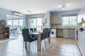 Private kitchen - Melograno 2-BR Apt. & Terrace in Larnaca (Larnaca)