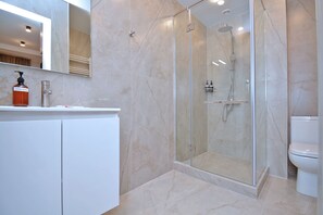 Dusj, hårføner, håndklær og såpe