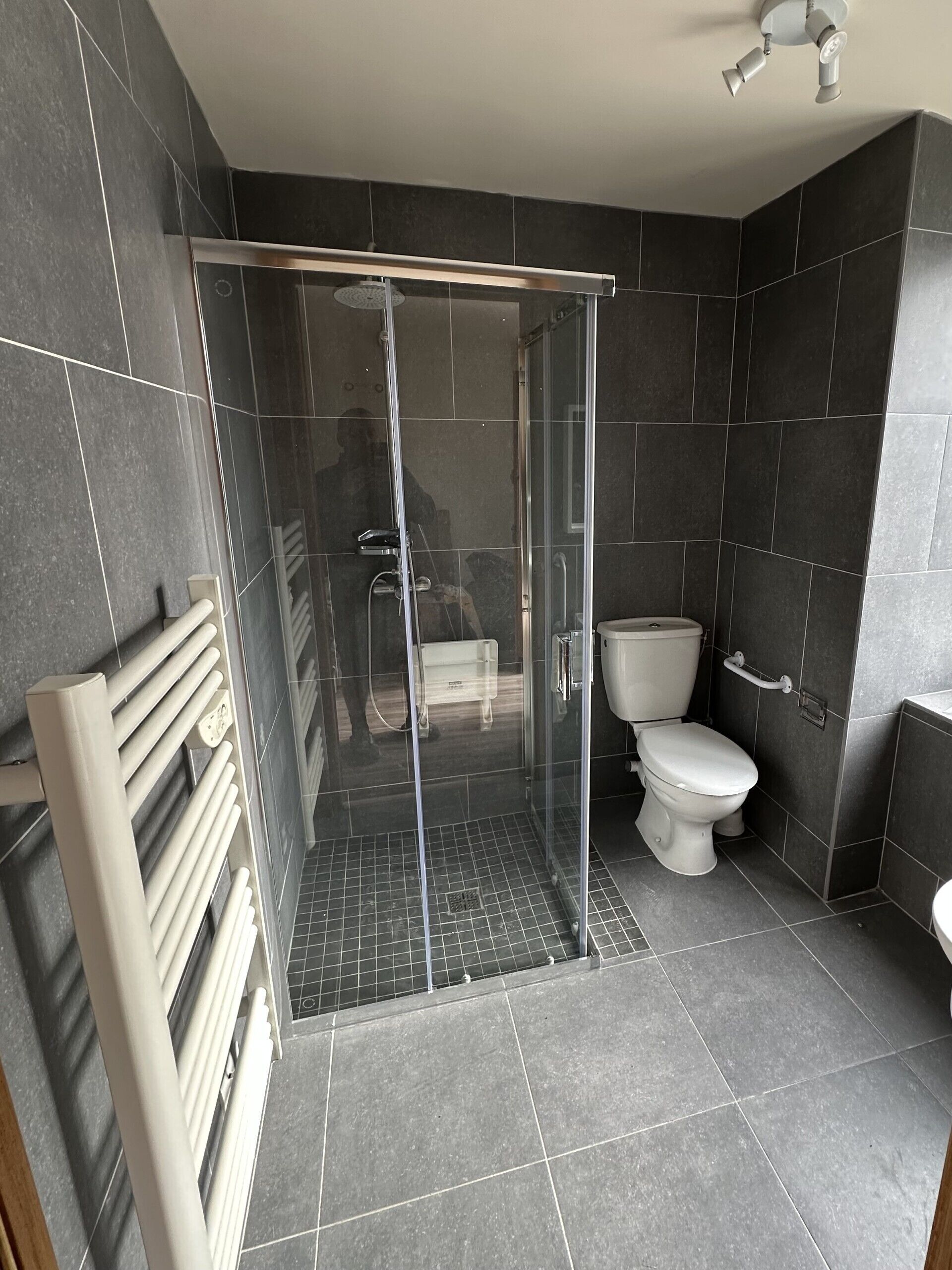 Een douche, een haardroger, handdoeken, toiletpapier