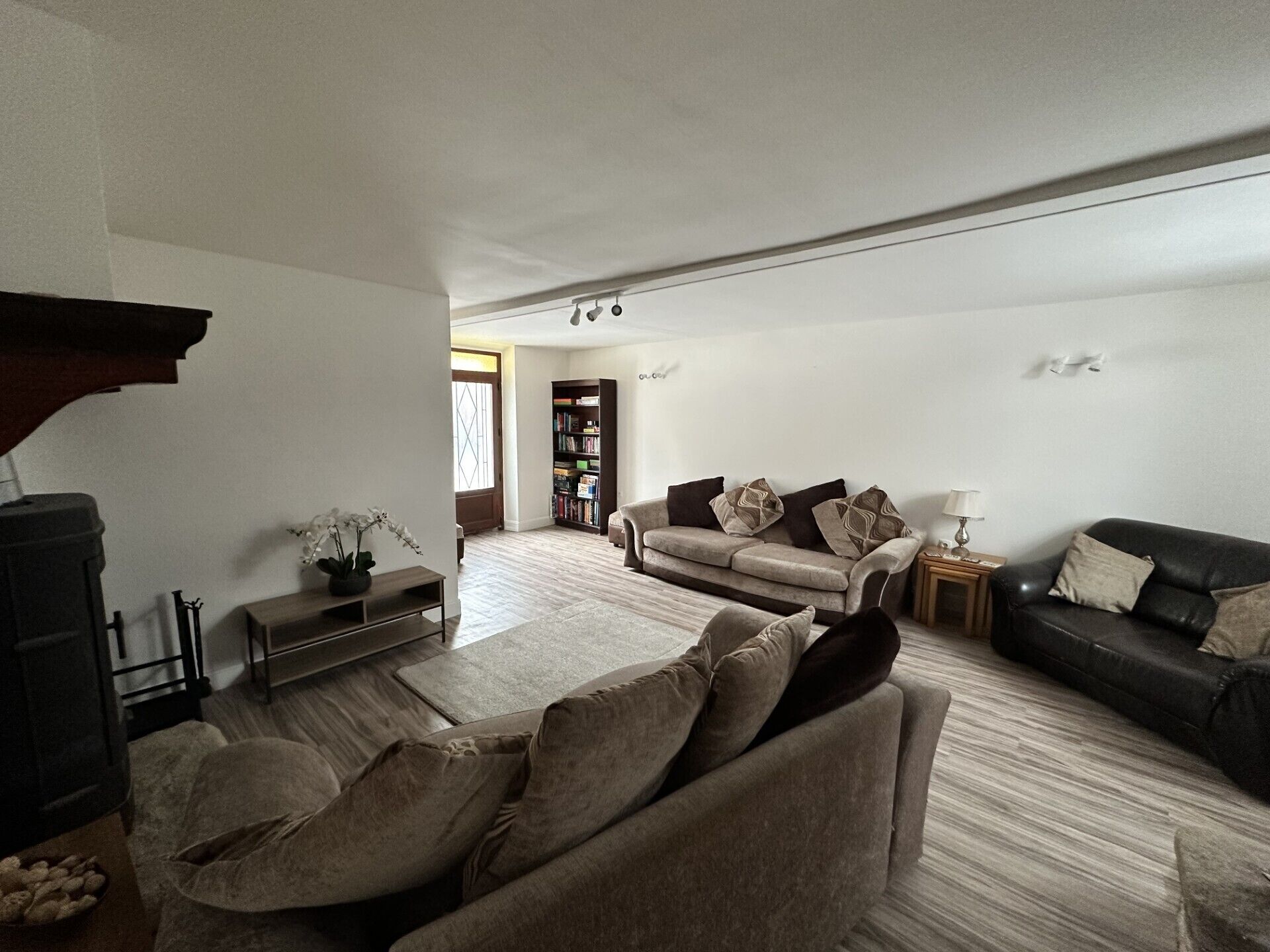 TV connectée, cheminée, lecteur de DVD, table de tennis de table