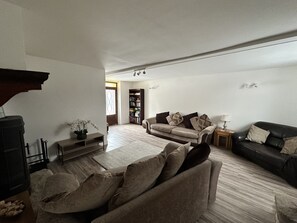 TV connectée, cheminée, lecteur de DVD, table de tennis de table