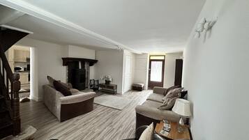 Smart TV, fireplace, DVD player, table tennis