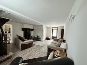 Fernseher, Kamin, DVD-Player, Tischtennisplatte