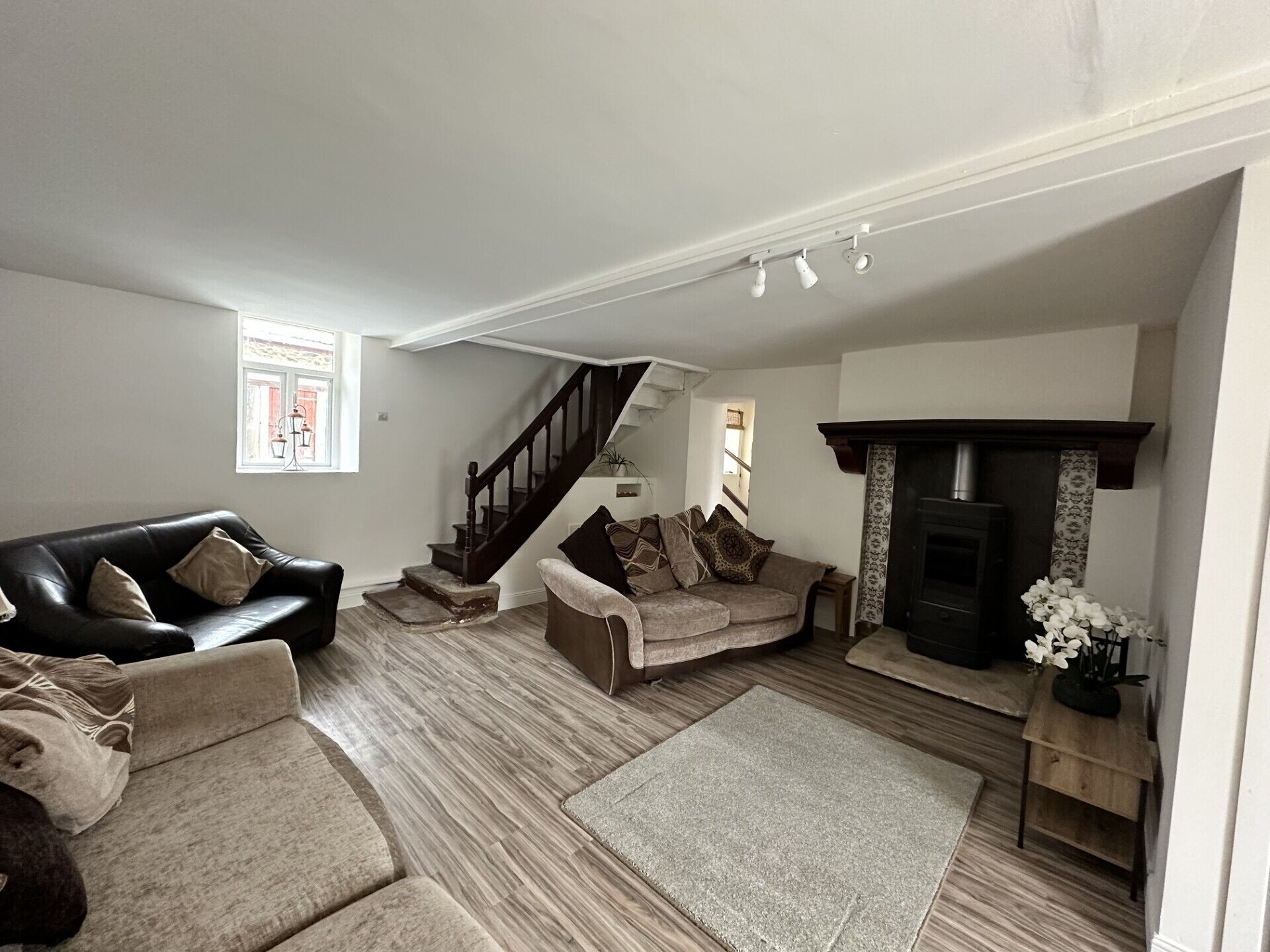 TV connectée, cheminée, lecteur de DVD, table de tennis de table