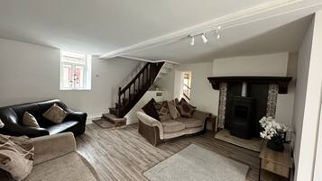 TV connectée, cheminée, lecteur de DVD, table de tennis de table