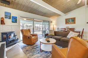 TV, fireplace - Clear Lake Gem on Canal w/ Dock: Dogs Welcome! (Lakeport)