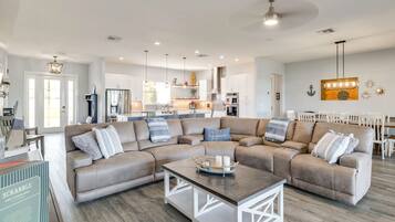 Télévision, cheminée, table de tennis de table